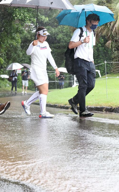 降り続く大雨で中断となり、クラブハウスへ引き揚げる山下美夢有（撮影・上田博志）