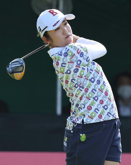 1番、ティーショットを放つ稲見萌寧（撮影・上田博志）