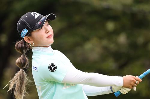 1番、ティーショットを放つ吉田優利（撮影・上田博志）
