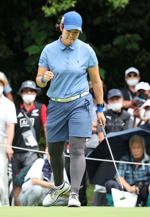 4番、バーディーを奪いガッツポーズする川岸史果（撮影・上田博志）