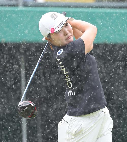 1番、ティーショットを放つ高橋彩華（撮影・上田博志）
