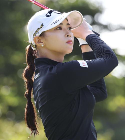 1番、ティーショットを放つ柏原明日架（撮影・上田博志）