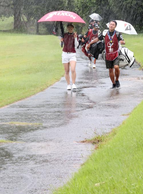 降り続く大雨で中断となり、クラブハウスへ引き揚げる尾関彩美悠（撮影・上田博志）
