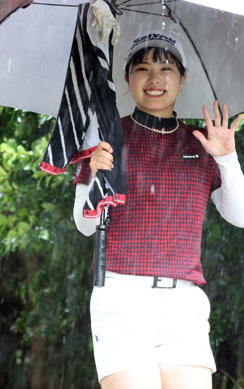 降り続く大雨で中断となり、クラブハウスへ引き揚げる尾関彩美悠（撮影・上田博志）