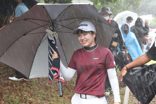 降り続く大雨で中断となり、クラブハウスへ引き揚げる尾関彩美悠（撮影・上田博志）