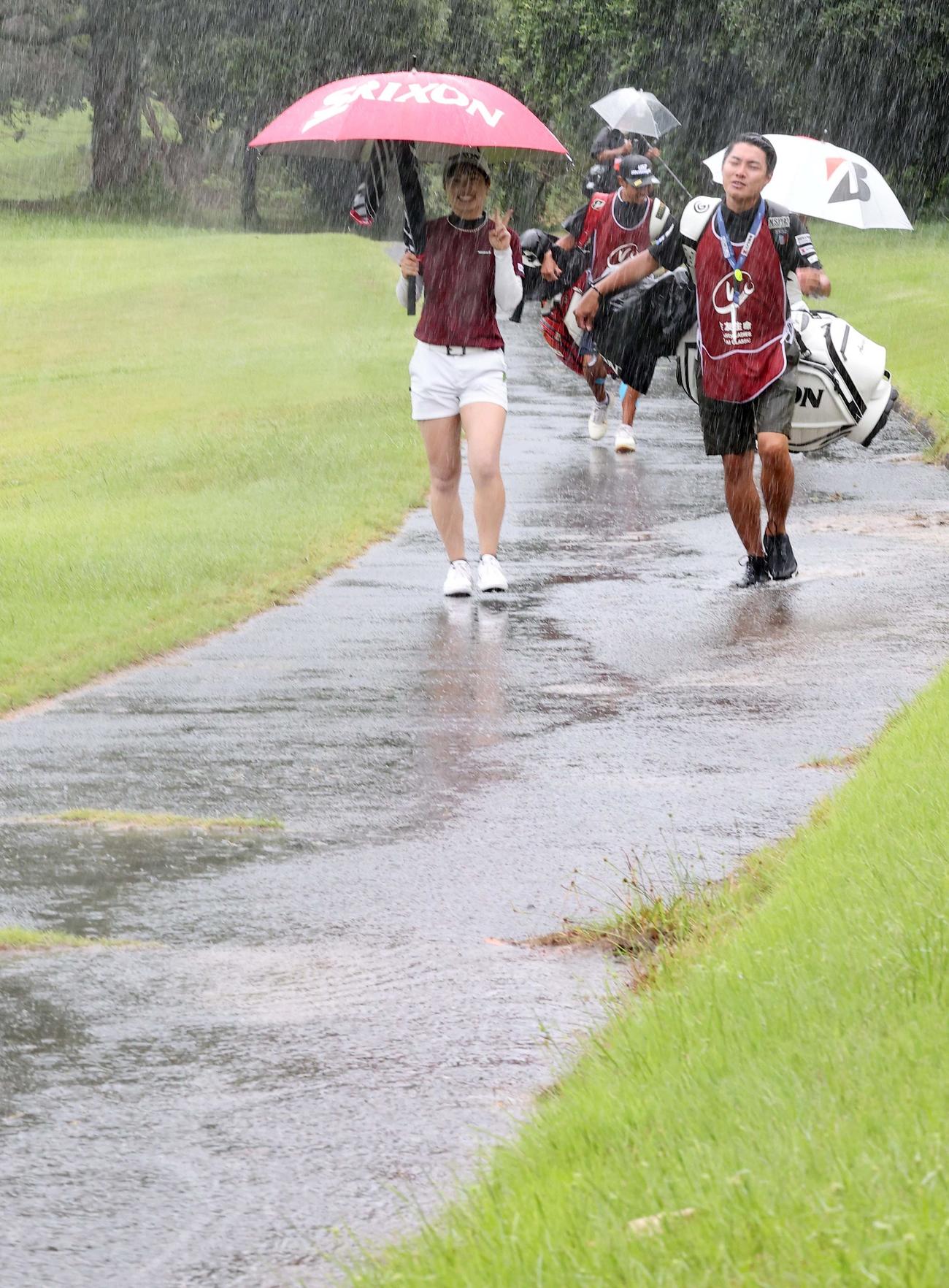 降り続く大雨で中断となり、クラブハウスへ引き揚げる尾関彩美悠（撮影・上田博志）
