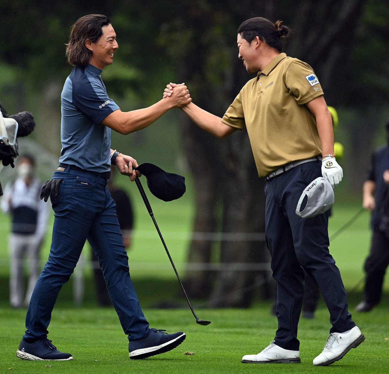 プレーオフ1ホール目　優勝を飾った大槻（右）は石川と握手を交わす（撮影・たえ見朱実）
