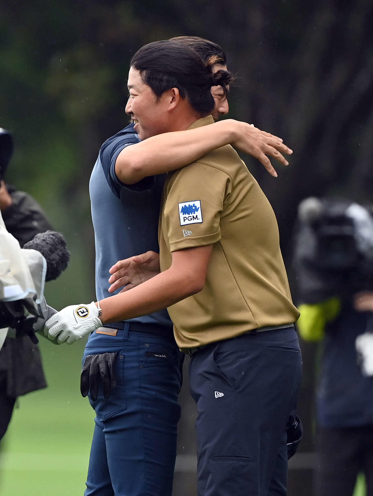 プレーオフ1ホール目　優勝を飾った大槻（右）は石川と抱き合って喜ぶ（撮影・たえ見朱実）