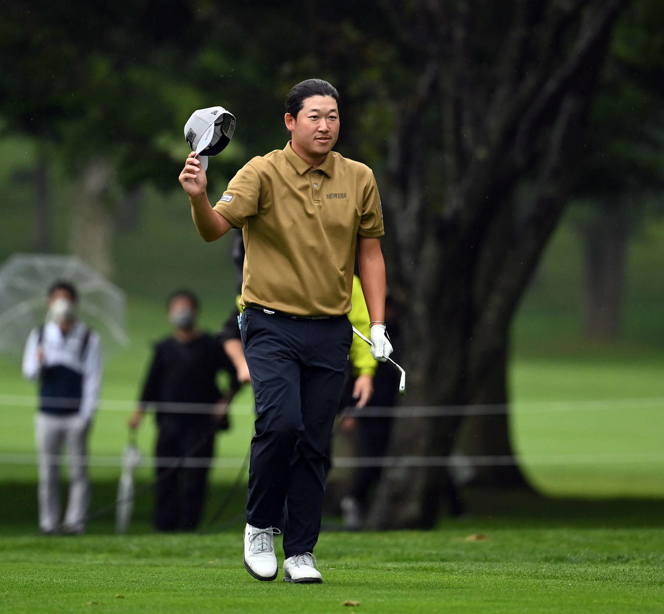 プレーオフ1ホール目、2打目を沈め優勝を飾った大槻（撮影・たえ見朱実）