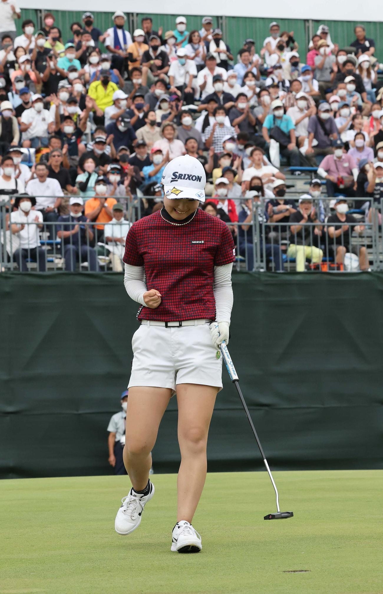 18番、優勝を決めた尾関彩美悠は渾身のガッツポーズを見せる（撮影・上田博志）