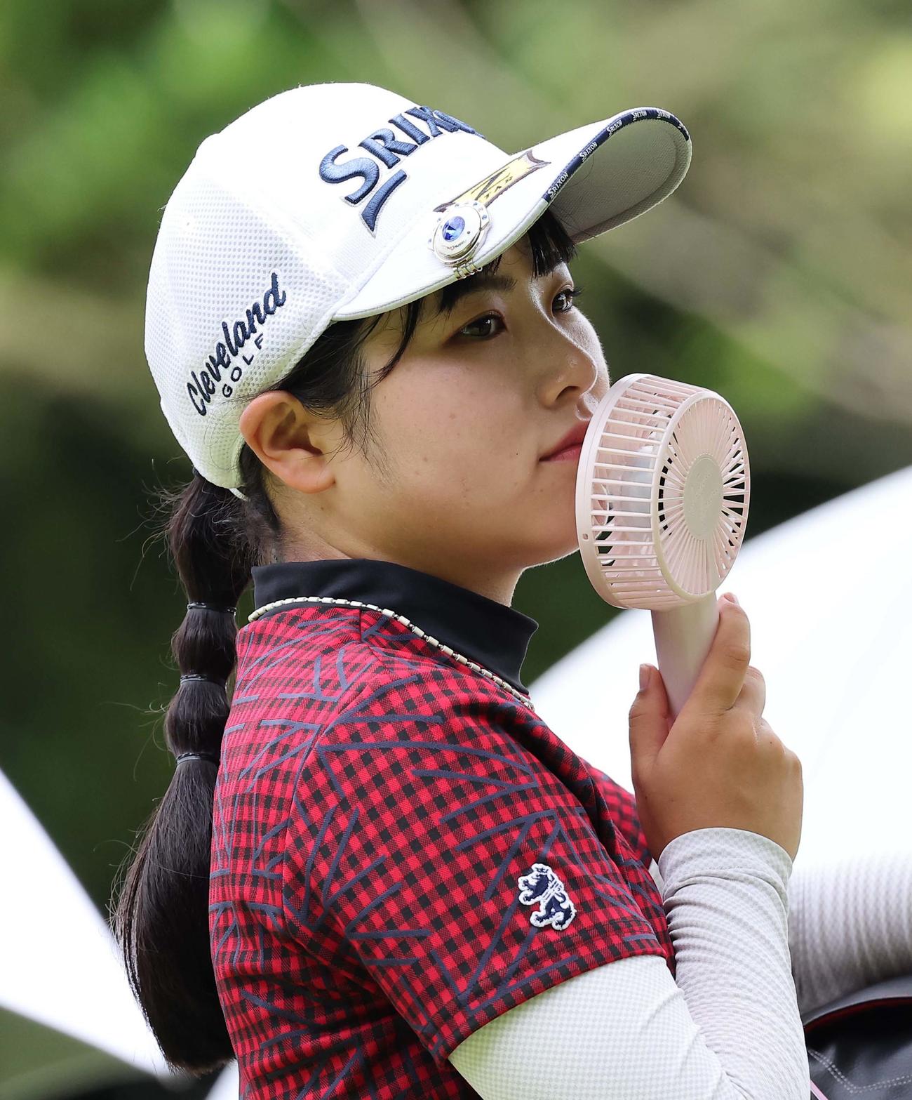 4番、扇風機で涼む尾関彩美悠（撮影・上田博志）