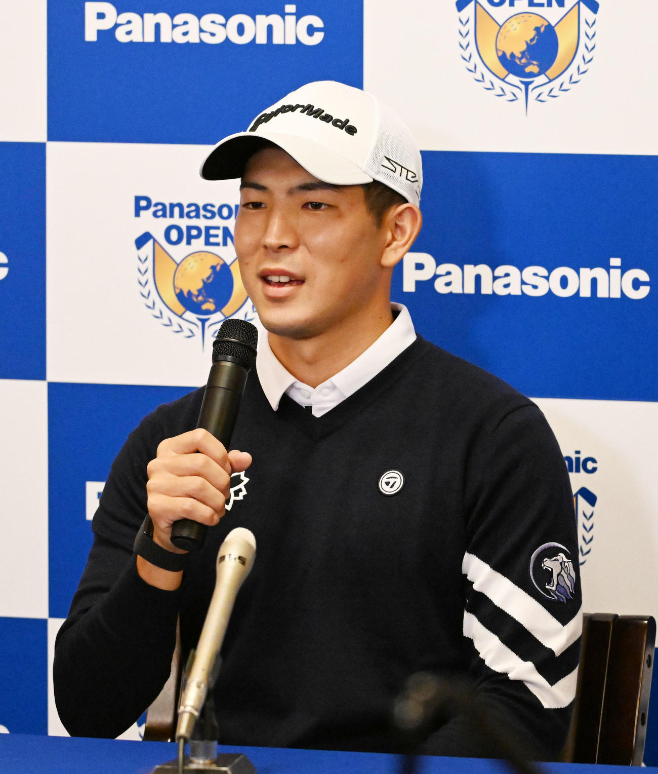プロ初戦を前に会見する中島（撮影・前岡正明）