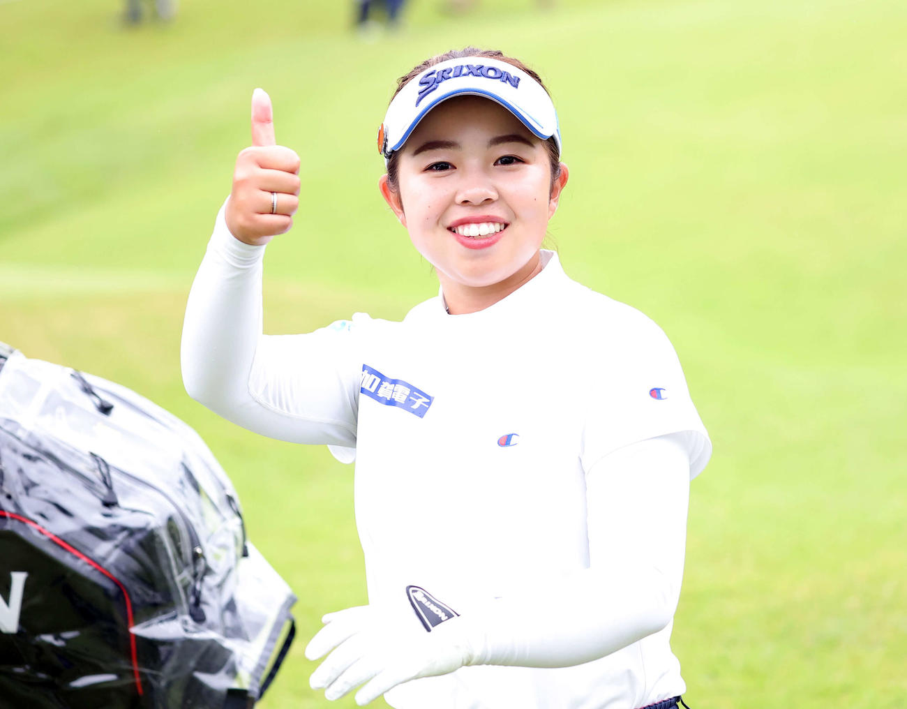 16番ティーショット後、サムズアップする山下美夢有（撮影・浅見桂子）