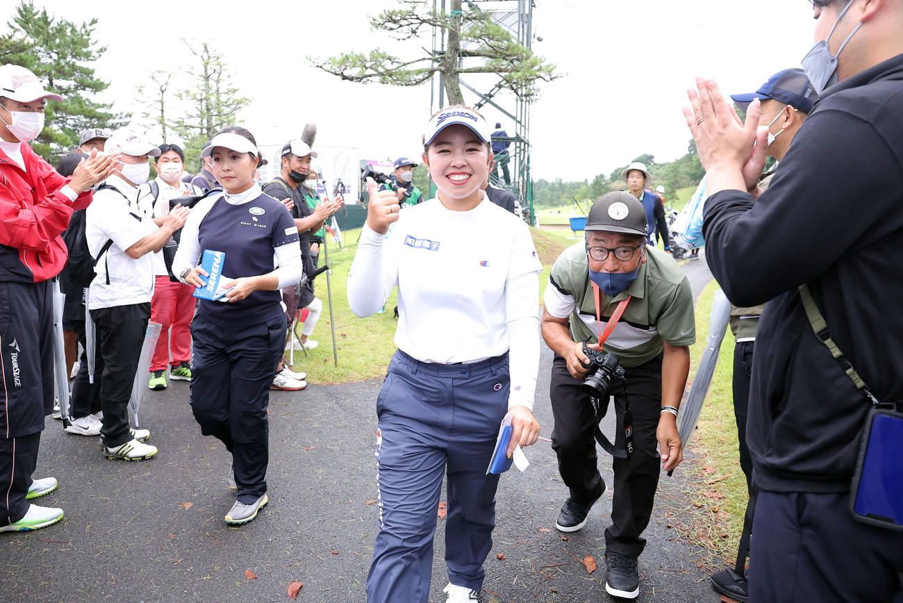 18番、バーディーパットを決めた山下美夢有（手前）はサムズアップポーズで引き揚げる（撮影・浅見桂子）
