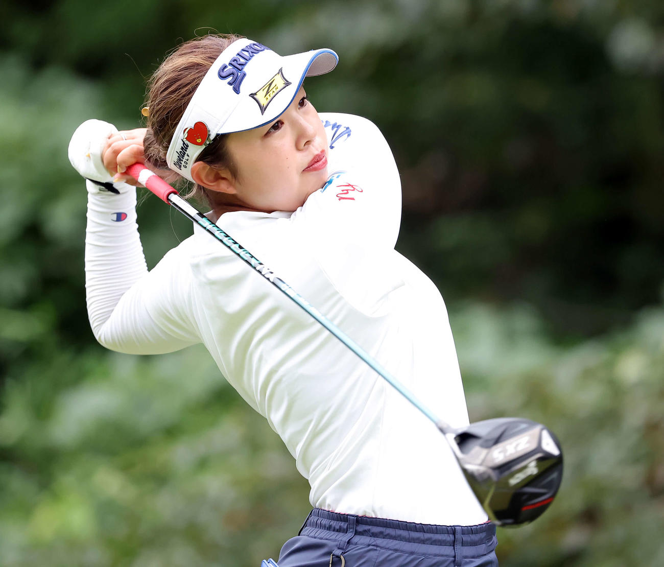 17番、ティーショットを放つ山下美夢有（撮影・浅見桂子）