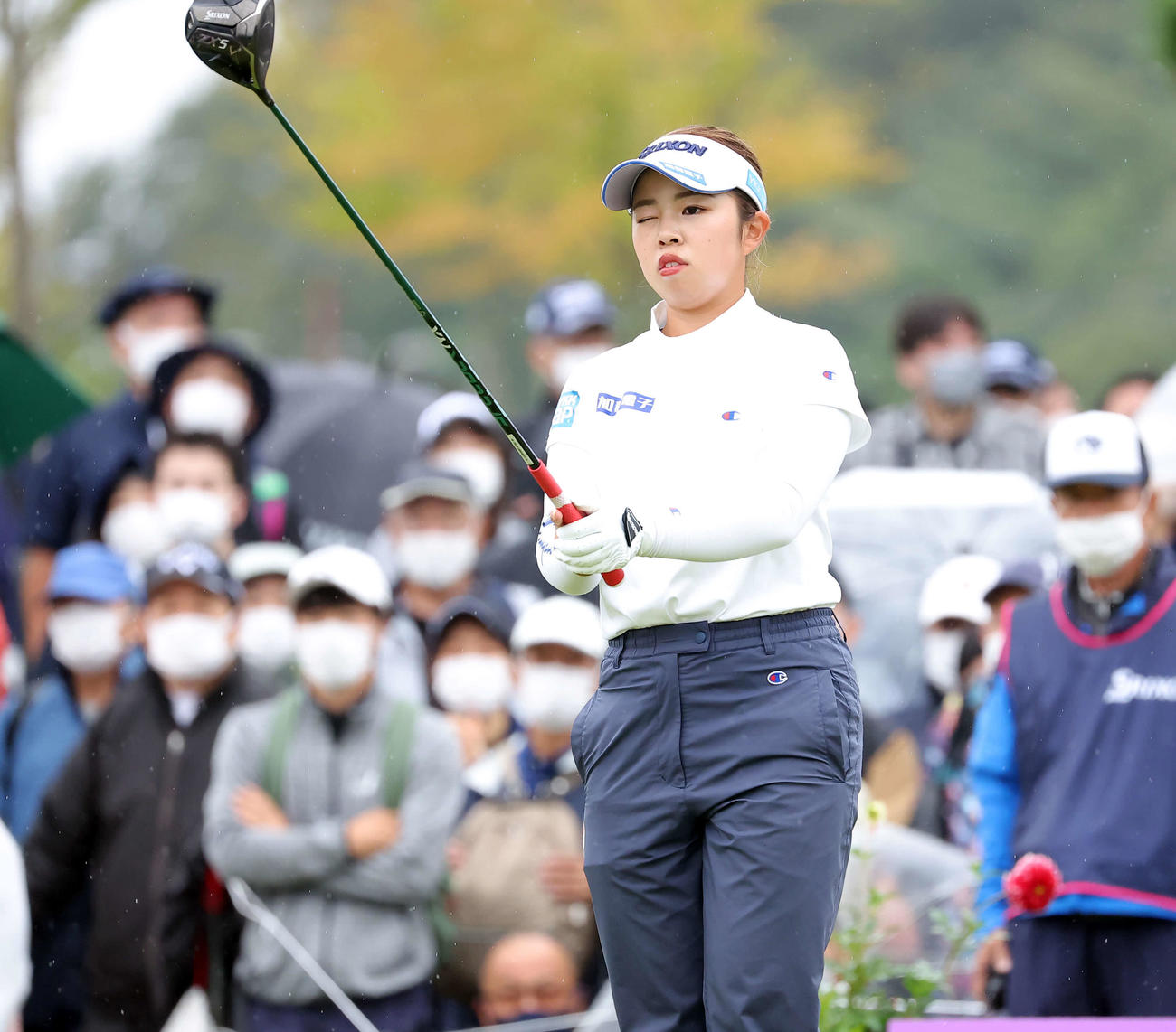 1番、ティーでラインを読む山下美夢有（撮影・浅見桂子）