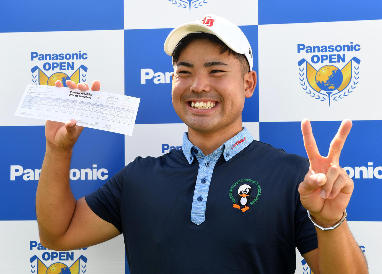 3日目、61のスコアカードを手に笑顔を見せるアマチュアの蝉川（撮影・前岡正明）