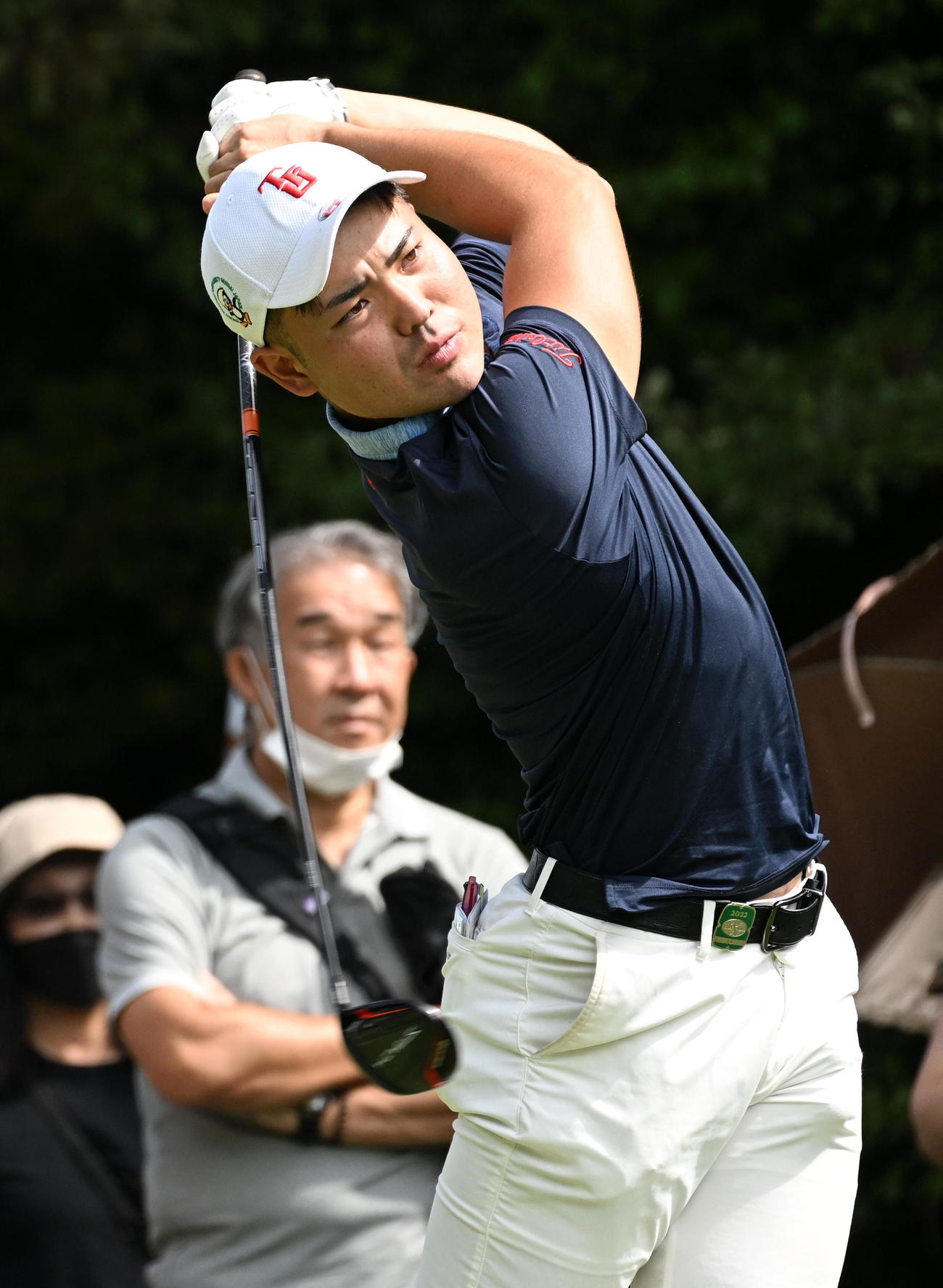 9番、ティーショットを放つアマチュアの蝉川（撮影・前岡正明）