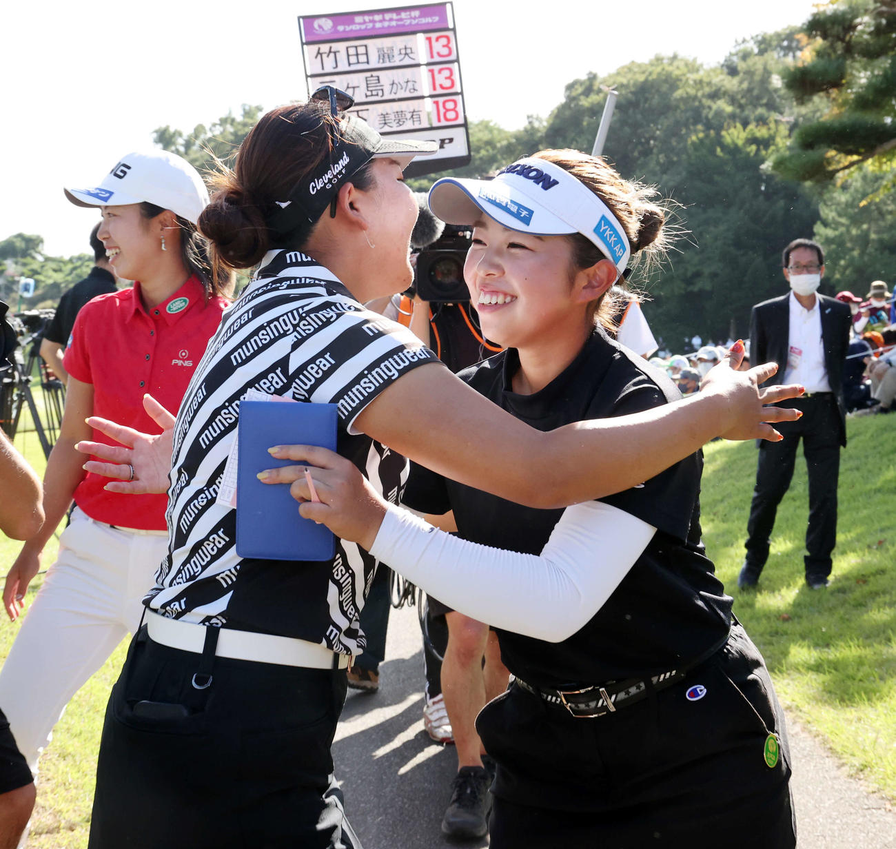 優勝を決め、仁井（左）に抱擁の祝福を受ける山下（撮影・浅見桂子）
