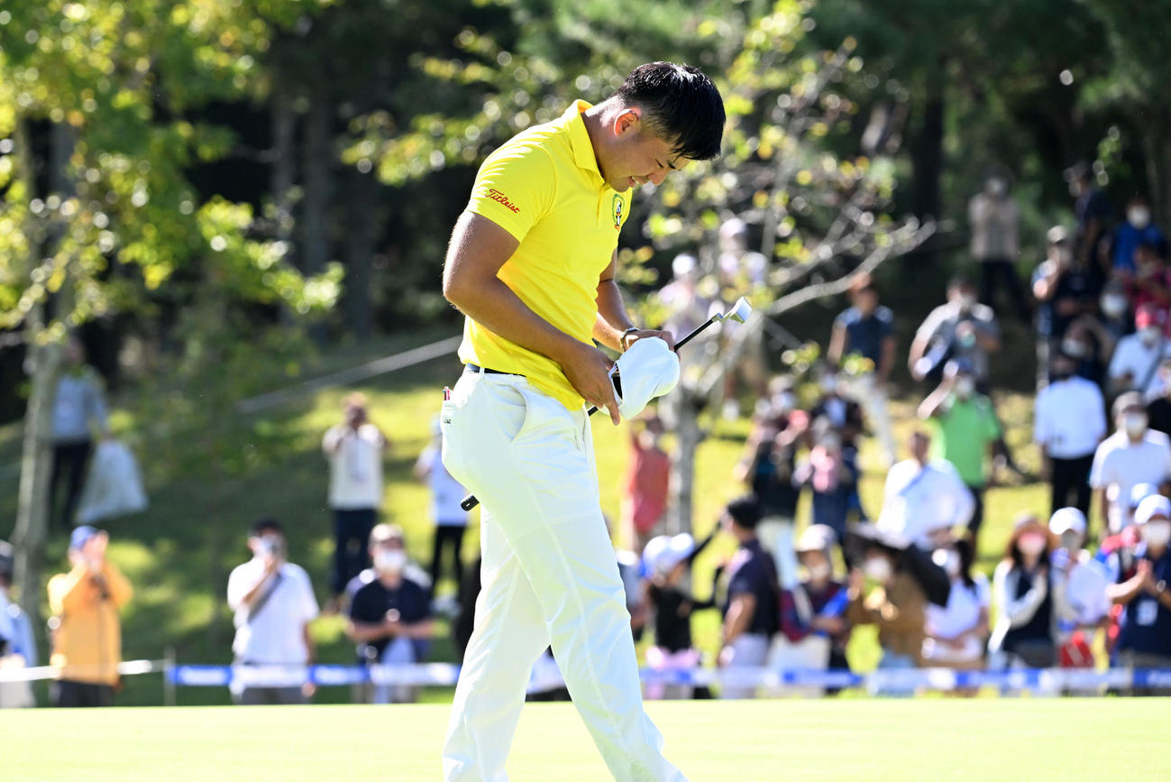 18番、優勝を決め涙を見せる蝉川泰果（撮影・前岡正明）