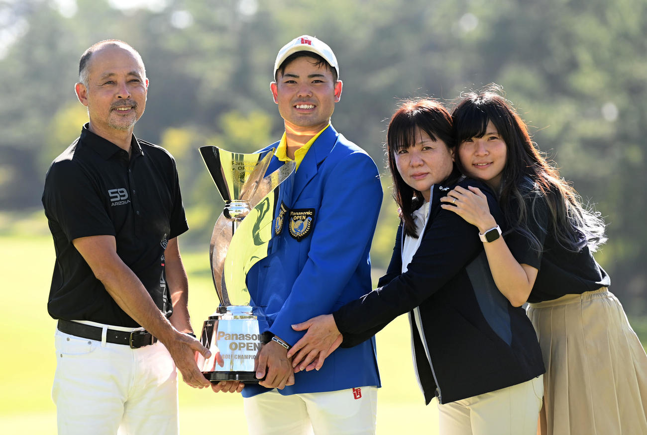 優勝したアマチュアの蝉川（左から2人目）は家族と記念撮影。左から父佳明さん、1人おいて母徳子さん、姉華奈さん（撮影・前岡正明）