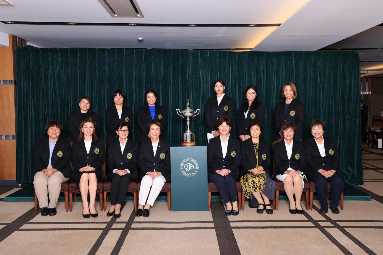 チャンピオンズディナーに出席し、日本女子オープン歴代優勝者の前列左から高村亜紀、服部道子、谷福美、樋口久子、小林浩美、日陰温子、塩谷育代、高又順、後列左から馬場ゆかり、不動裕理、勝みなみ、原英莉花、諸見里しのぶ、テレサ・ルー