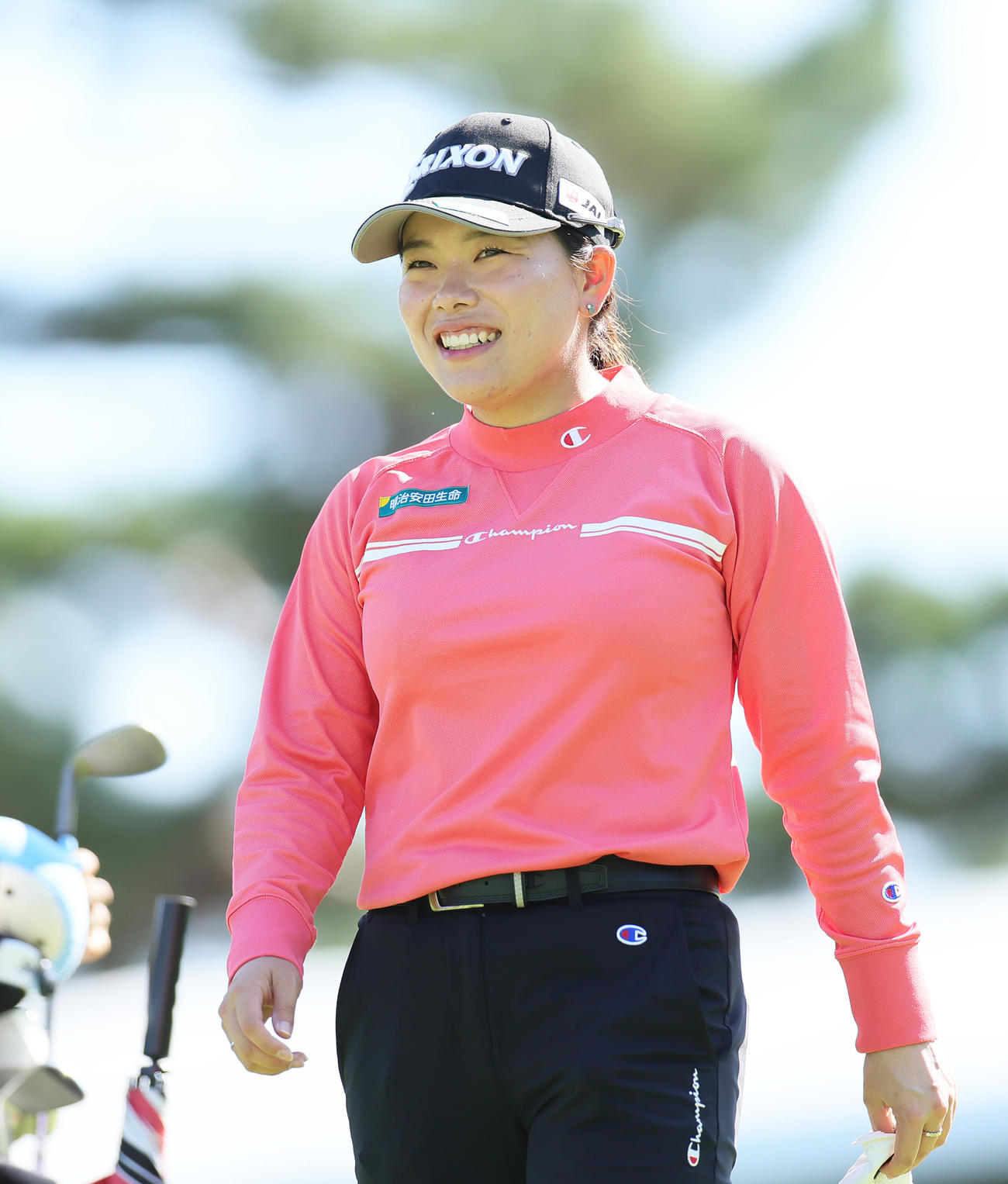 練習ラウンドを笑顔で移動する勝（撮影・足立雅史）