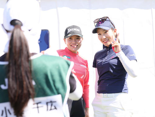 練習ラウンドを終え、記念撮影する勝（左）とアマチュアの小暮（撮影・足立雅史）