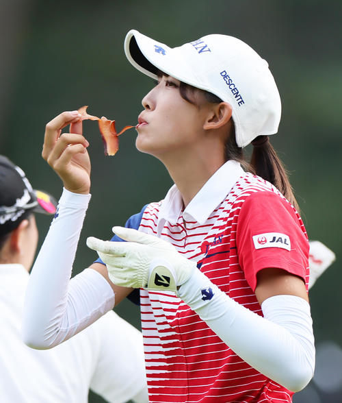 13番、勝からかつおスライスをもらい食べる馬場（撮影・足立雅史）