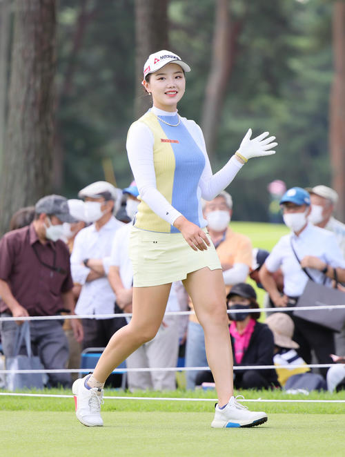 1番、笑顔で手を振るセキ・ユウティン（撮影・足立雅史）