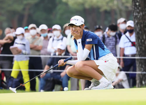 1番、バーディーパットを外し思わずしゃがみ込む馬場（撮影・足立雅史）