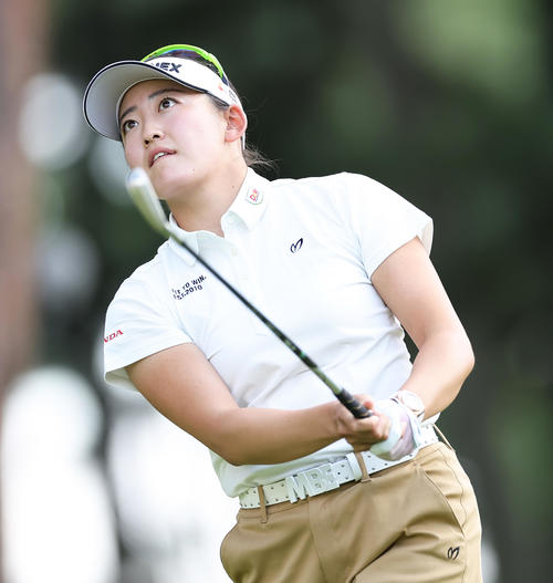 8番、ティーショットを放つ岩井千（撮影・足立雅史）