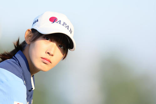 ラウンド前、ドライビングレンジで練習する馬場（撮影・足立雅史）