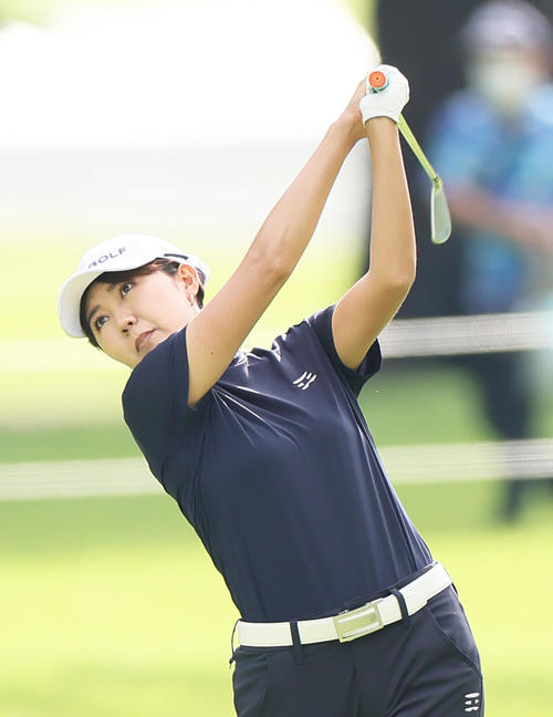 1番、第2打を放つ権藤（撮影・足立雅史）