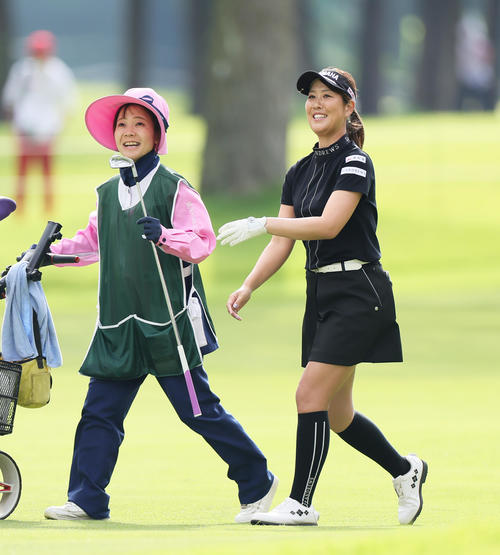 1番、笑顔で移動する福田（撮影・足立雅史）