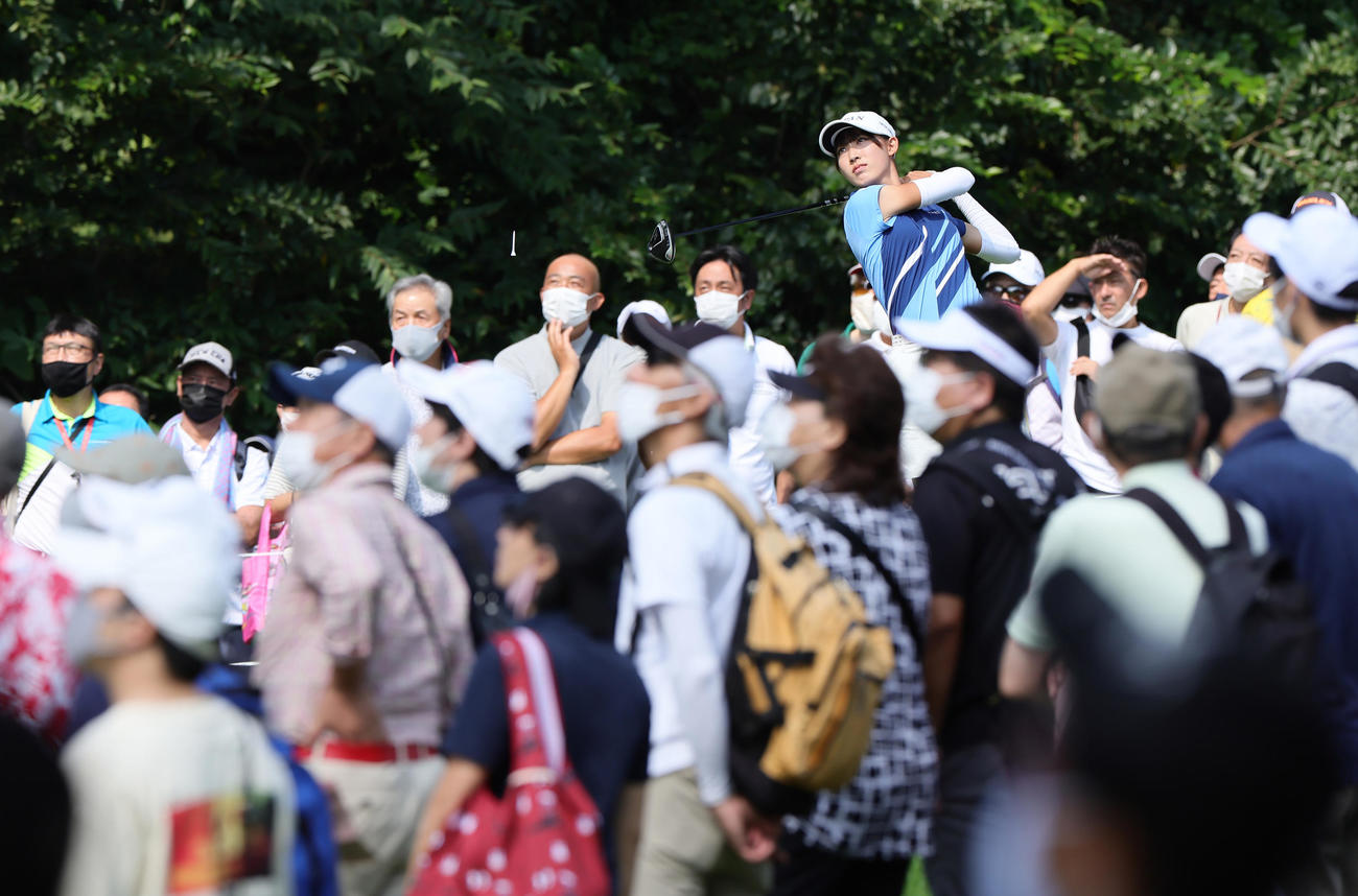2番、多くのギャラリーが見守る中、ティーショットを放つ馬場（撮影・足立雅史）