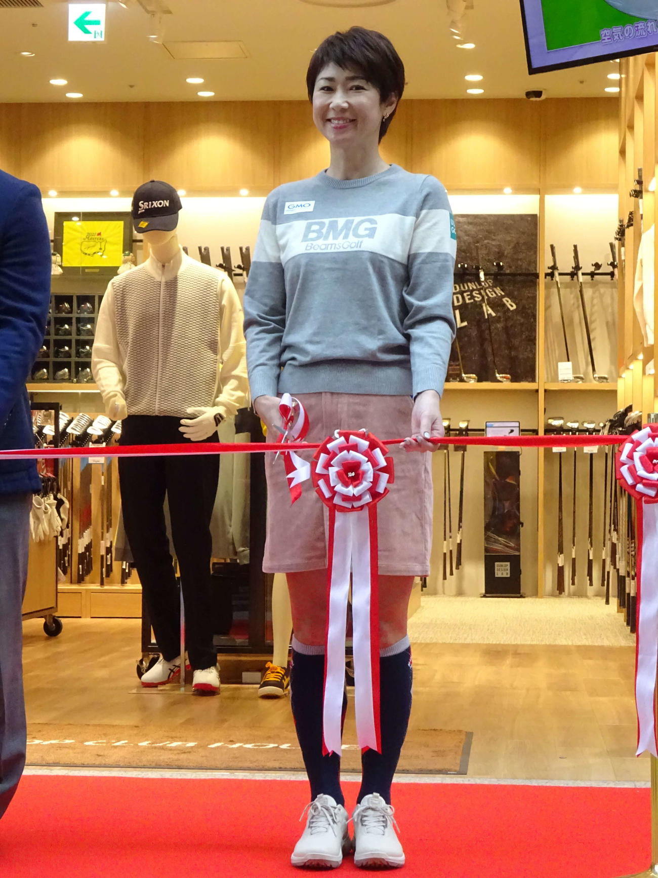 大阪・梅田のダンロップクラブハウス梅田店でグランドオープンのテープカットを行う古閑美保（撮影・加藤裕一）
