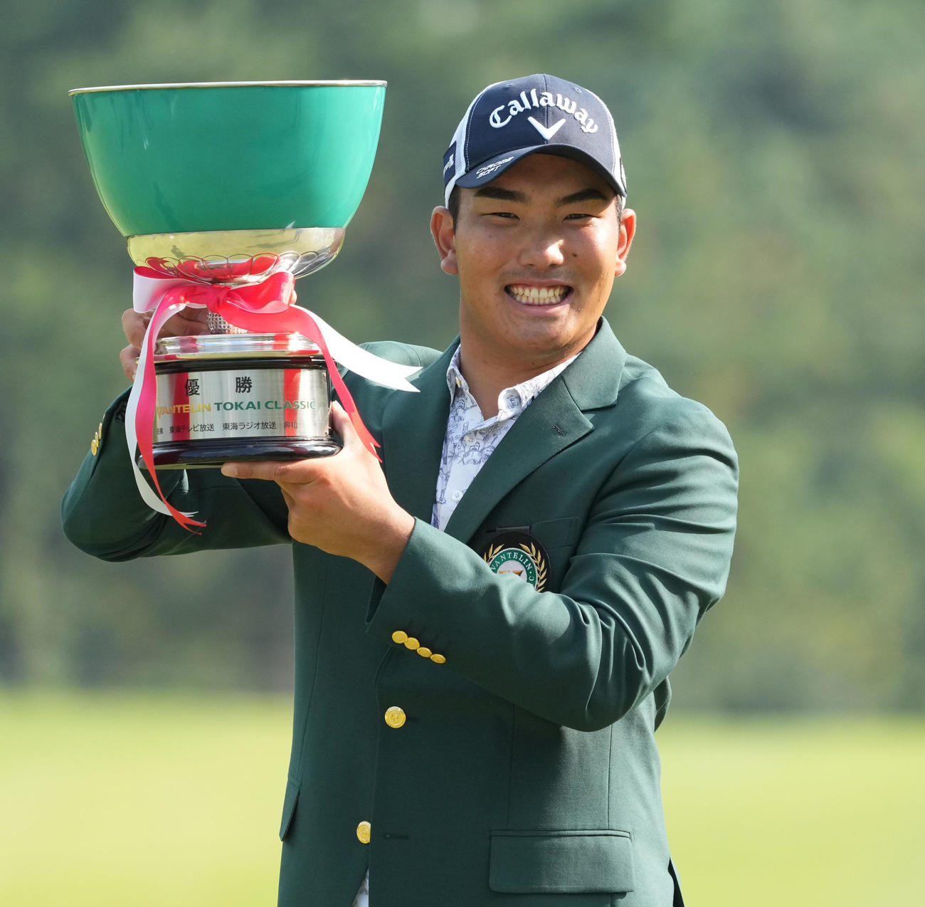 バンテリン東海クラシック「最終日」通算13アンダーで勝利し優勝カップを掲げる河本（撮影・森本幸一）