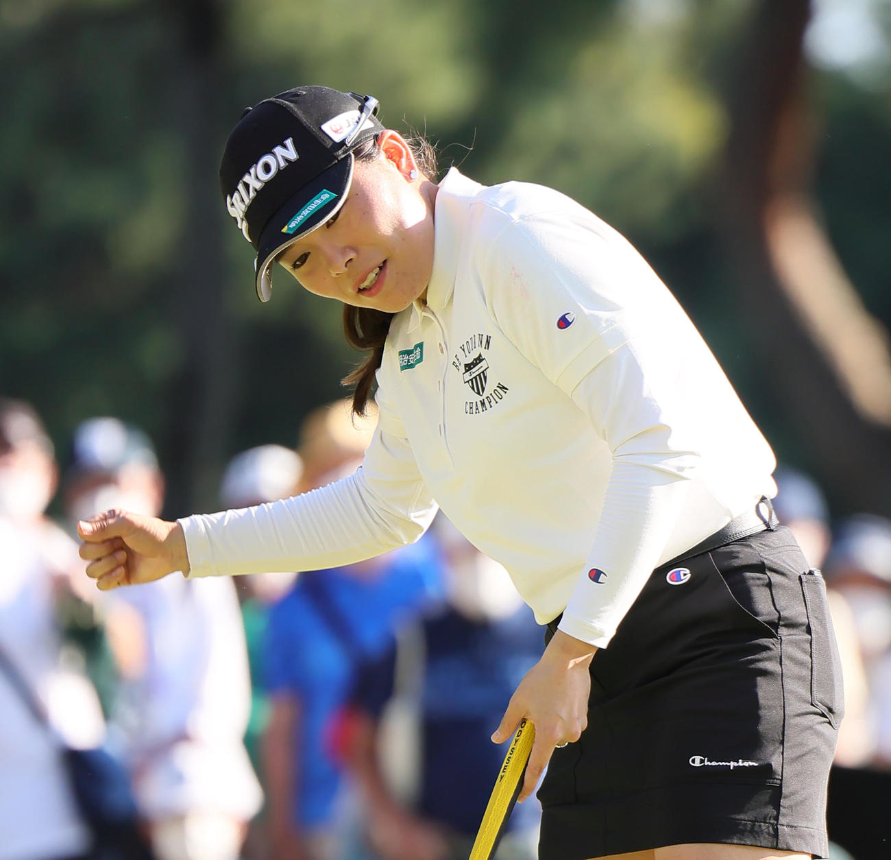 17番、バーディーを奪いガッツポーズする勝（撮影・足立雅史）
