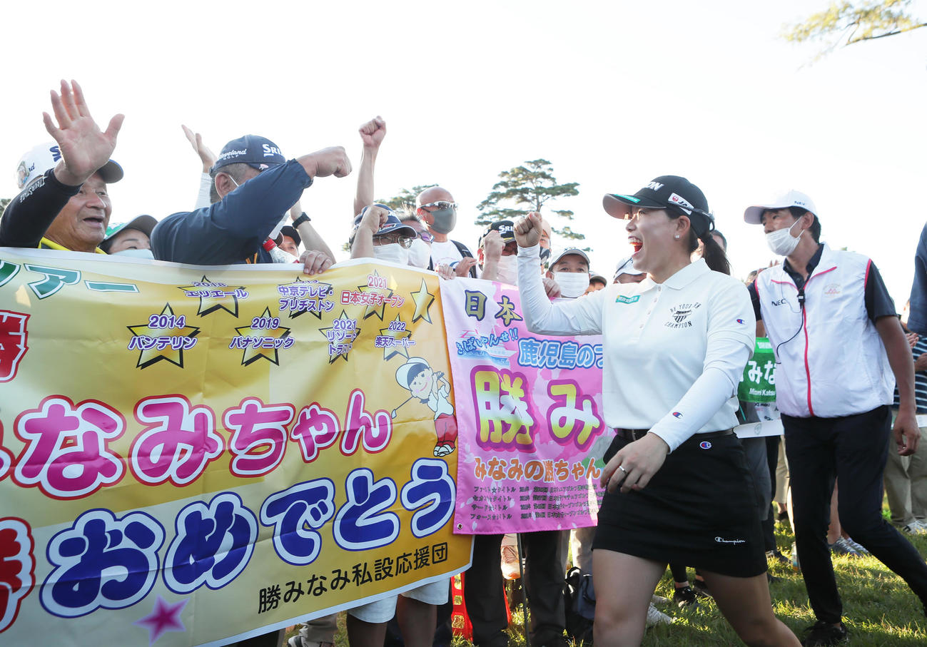 連覇を決めた勝（右）は応援に駆けつけた祖父市来龍作さん（左端）らを見つけ笑顔を見せる（撮影・足立雅史）