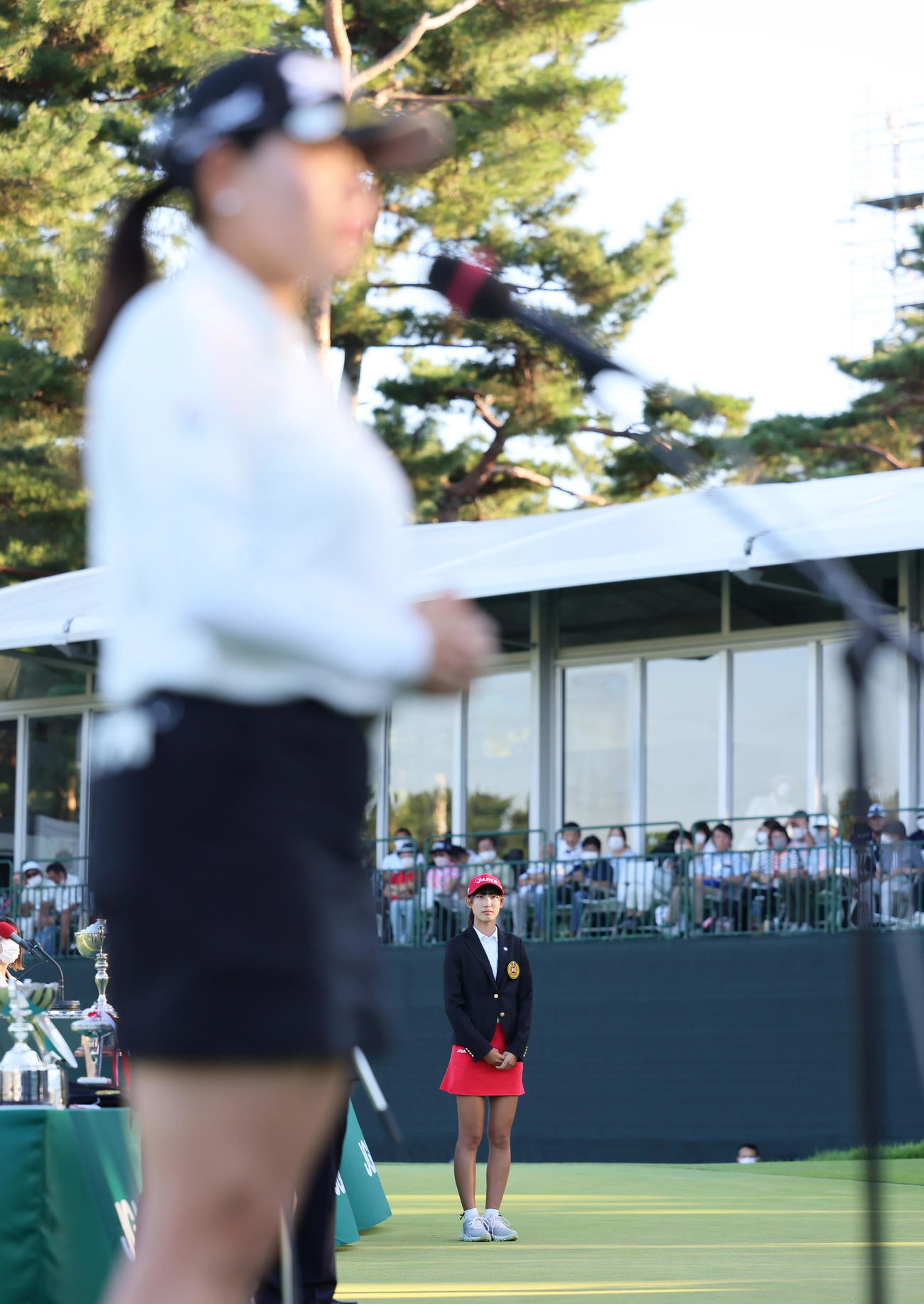 大会連覇を果たし優勝インタビューを行う勝（手前）を見つめるローアマの馬場（撮影・足立雅史）