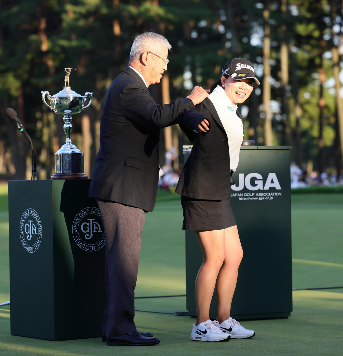 大会連覇を果たしチャンピオンブレザーを着せてもらう勝（撮影・足立雅史）