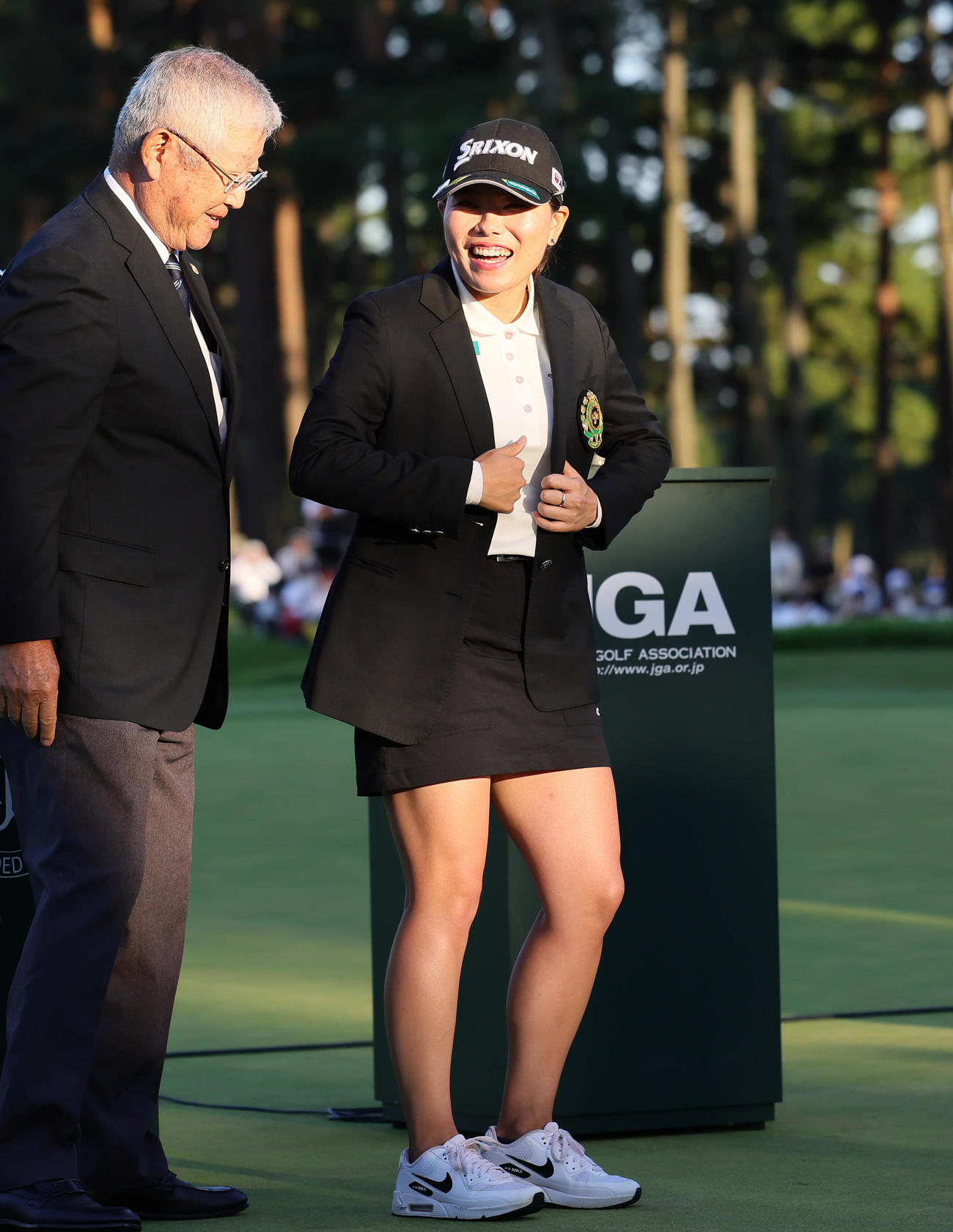 大会連覇を果たしチャンピオンブレザーに袖を通し笑顔の勝（撮影・足立雅史）