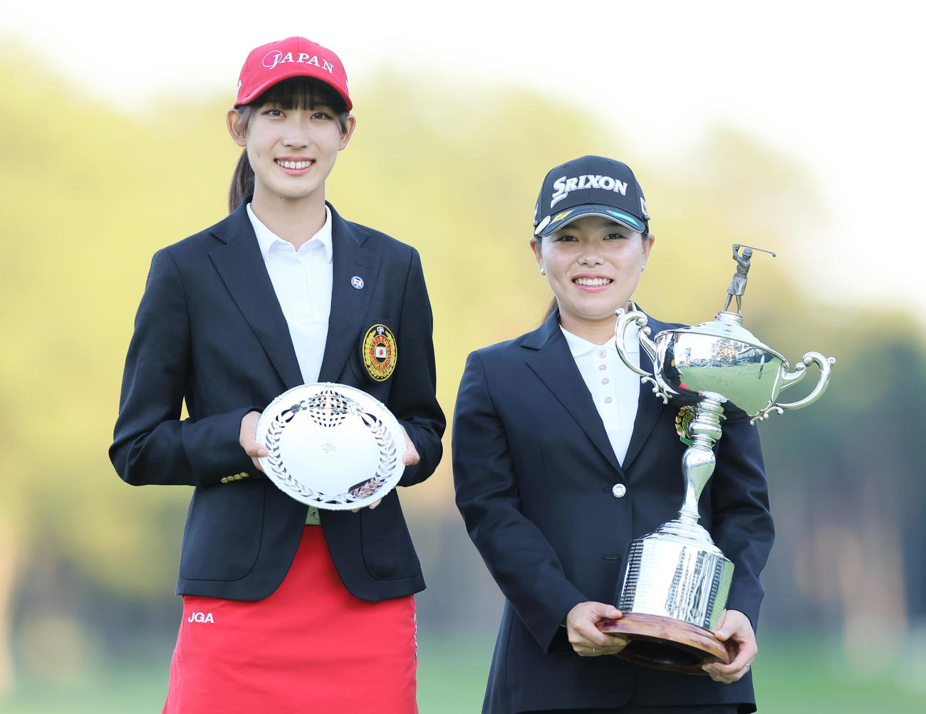 大会連覇を決め笑顔の勝（右）とローアマの馬場（撮影・足立雅史）