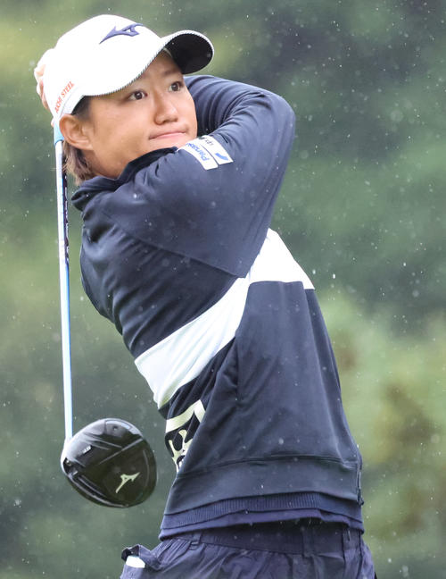 1番、ティーショットを放つ野沢（撮影・狩俣裕三）
