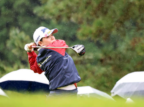 1番、ティーショットを放つ勝（撮影・狩俣裕三）