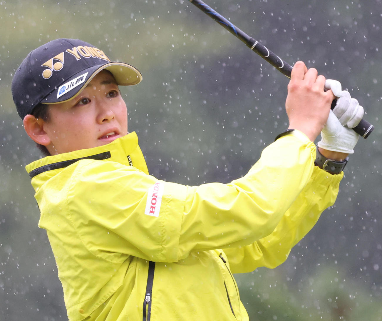 1番、ティーショットを放つ岩井明（撮影・狩俣裕三）