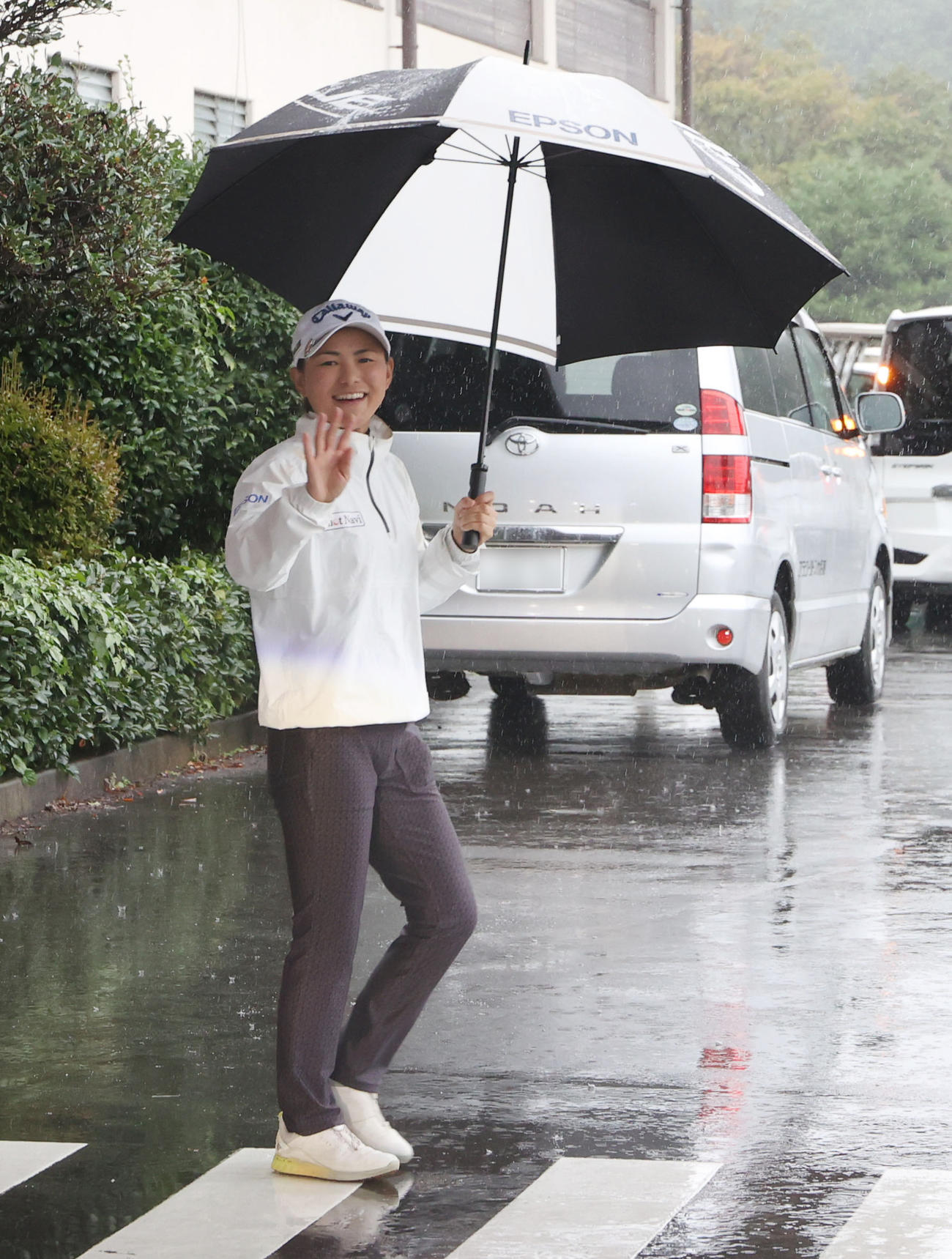 降雨によるサスペンデッドで会場を引き揚げる横峯（撮影・狩俣裕三）※一部加工