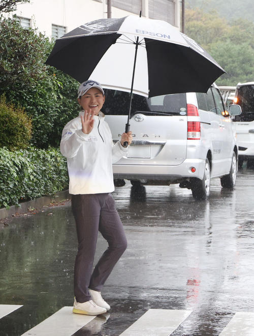 降雨によるサスペンデッドで会場を引き揚げる横峯（撮影・狩俣裕三）※一部加工