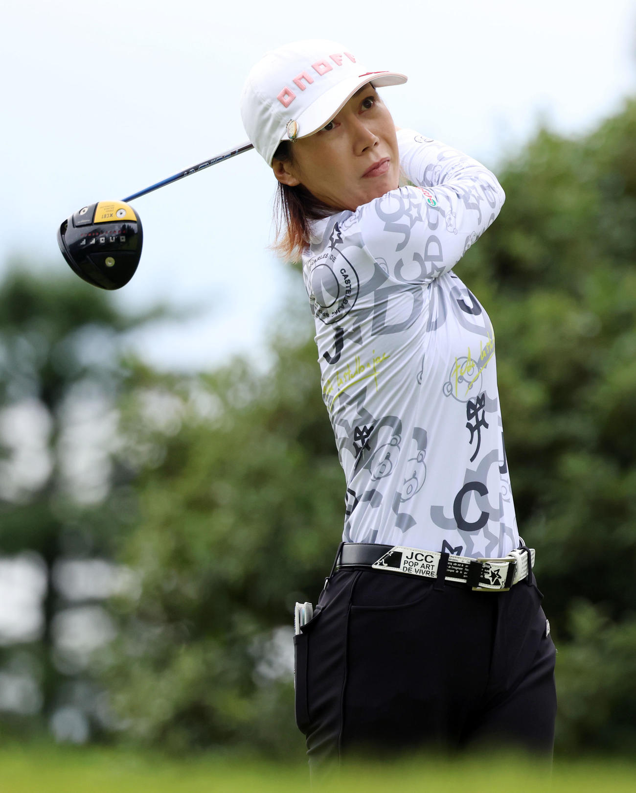 前日サスペンデッドでの1番、ティーショットを放つ李知姫（撮影・狩俣裕三）